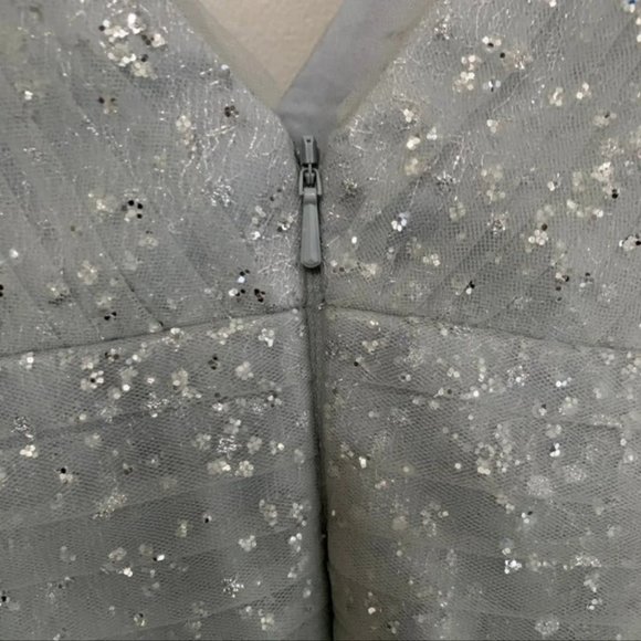 Elegant White Sleeveless Dress - Picture 11 of 13